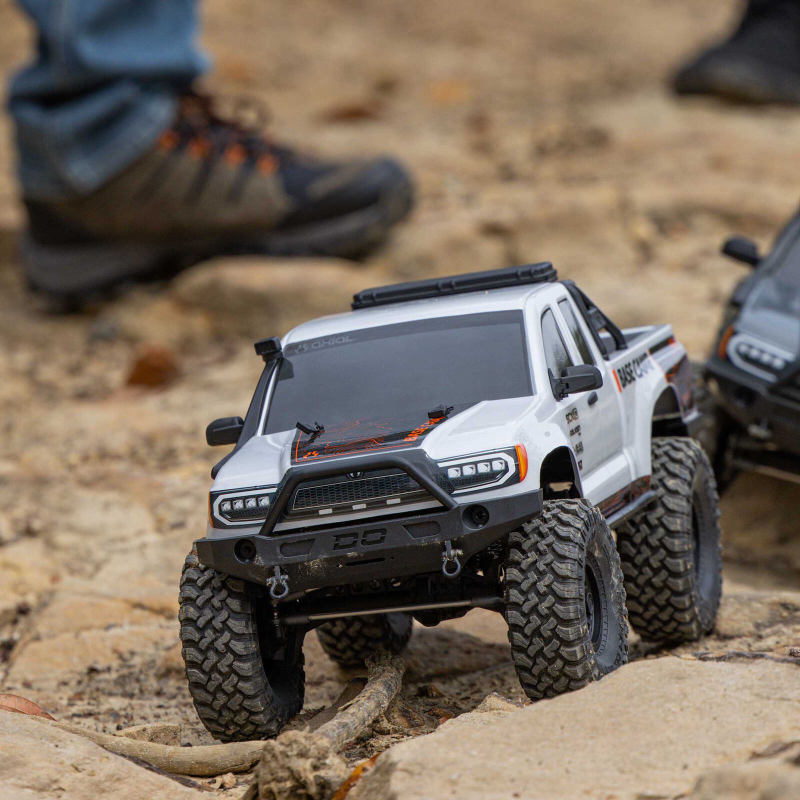 รถสเกลพร้อมเล่น AXI-1375T1: AXIAL1/10 SCX10 III BASE CAMP 4X4 ROCK CRAWLER RTR,สีขาว - Image 9